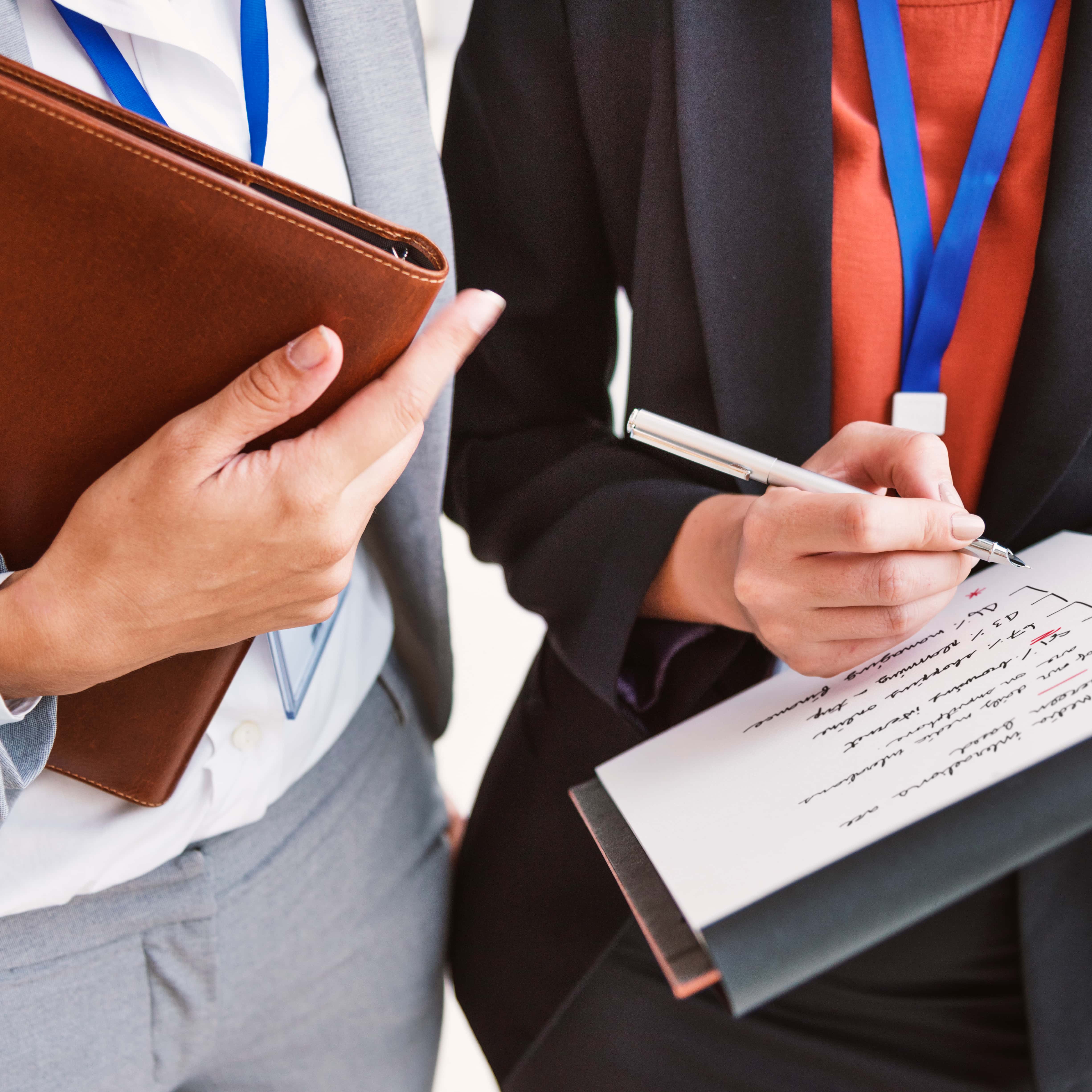 Equipo de peritos expertos trabajando juntos en análisis de informes y casos, servicios periciales profesionales en Pontevedra